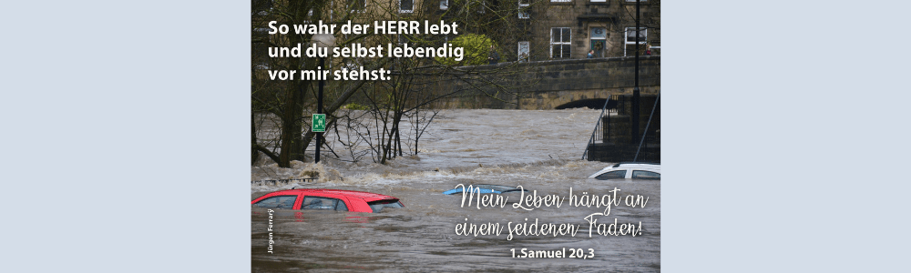 Bei einer Überschwemmung stehenAutos stehen unter Wasser
